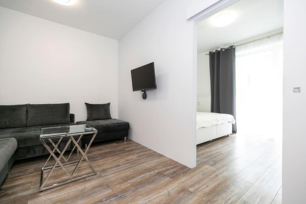 Alure Residences 1 & 24H Self Check-In, Free Parking In Front Of The Apartment Building, New Building, Terrace, Cafe With Breakfast In The Apartment Building, Next To The Aqua Park Banska Bystrica Exterior photo