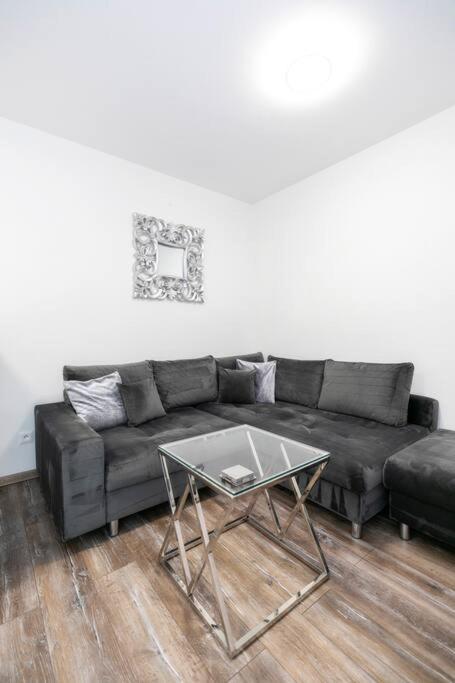 Alure Residences 1 & 24H Self Check-In, Free Parking In Front Of The Apartment Building, New Building, Terrace, Cafe With Breakfast In The Apartment Building, Next To The Aqua Park Banska Bystrica Exterior photo