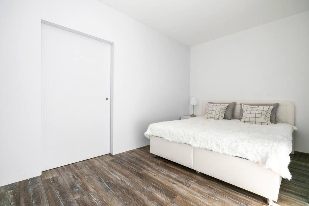Alure Residences 1 & 24H Self Check-In, Free Parking In Front Of The Apartment Building, New Building, Terrace, Cafe With Breakfast In The Apartment Building, Next To The Aqua Park Banska Bystrica Exterior photo