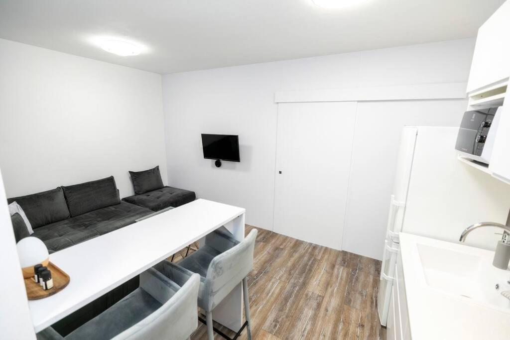 Alure Residences 1 & 24H Self Check-In, Free Parking In Front Of The Apartment Building, New Building, Terrace, Cafe With Breakfast In The Apartment Building, Next To The Aqua Park Banska Bystrica Exterior photo