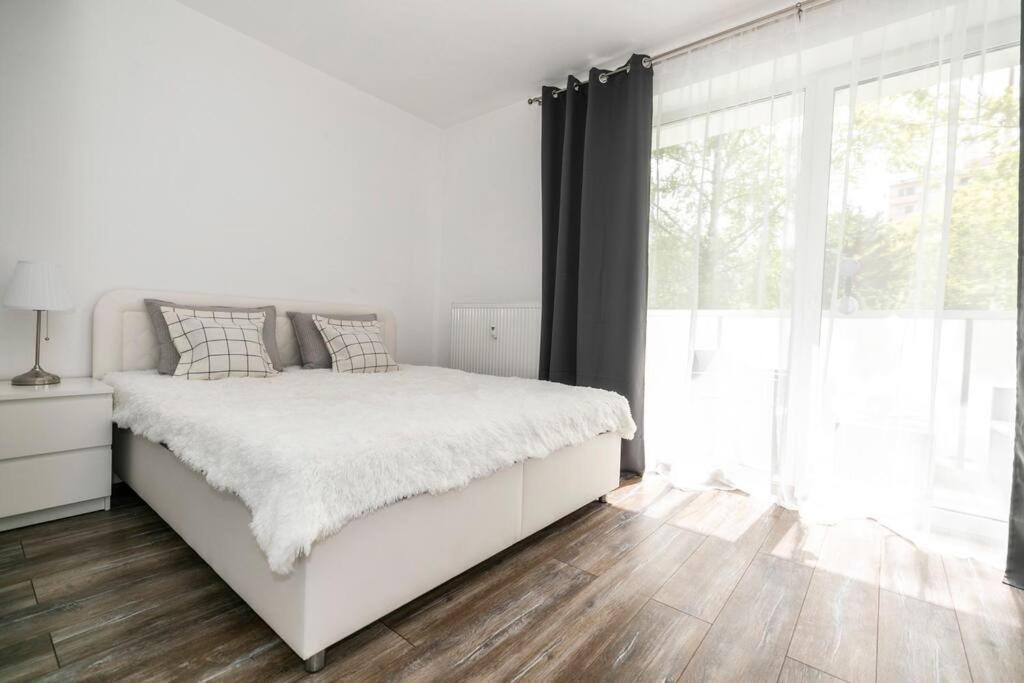 Alure Residences 1 & 24H Self Check-In, Free Parking In Front Of The Apartment Building, New Building, Terrace, Cafe With Breakfast In The Apartment Building, Next To The Aqua Park Banska Bystrica Exterior photo