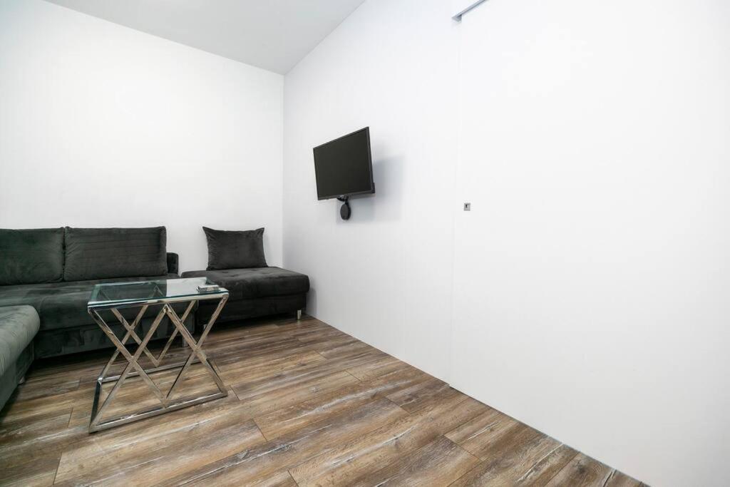 Alure Residences 1 & 24H Self Check-In, Free Parking In Front Of The Apartment Building, New Building, Terrace, Cafe With Breakfast In The Apartment Building, Next To The Aqua Park Banska Bystrica Exterior photo