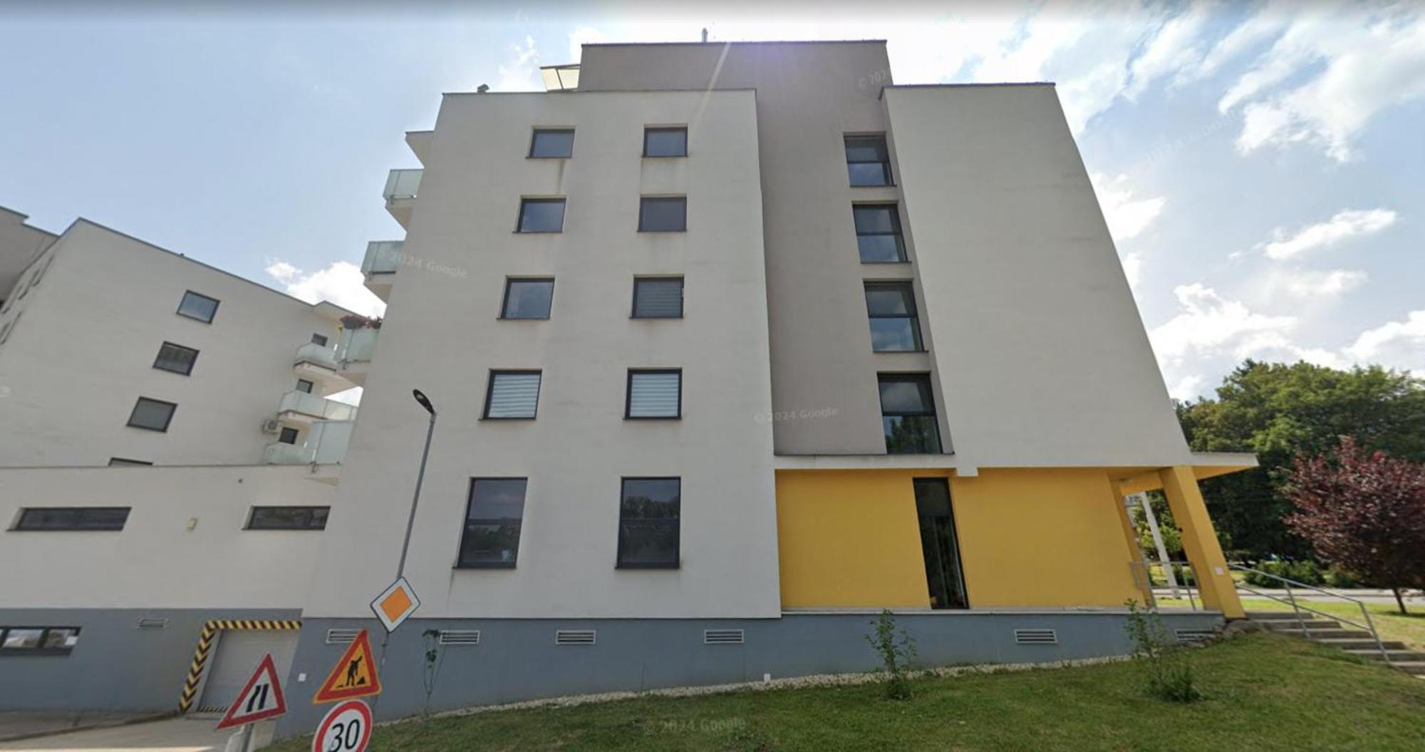 Alure Residences 1 & 24H Self Check-In, Free Parking In Front Of The Apartment Building, New Building, Terrace, Cafe With Breakfast In The Apartment Building, Next To The Aqua Park Banska Bystrica Exterior photo